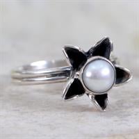 טבעת פרח משובצת פנינה RG6308