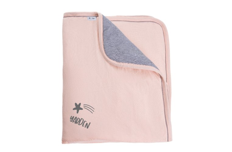 שמיכת ג'רסי דו צדדית עם שם התינוק- אפרסק-אפור וופל דו צדדי