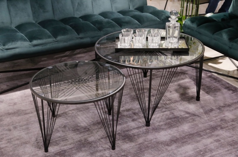 זוג שולחנות עגולים מתכת שחורה זכוכית שקופה