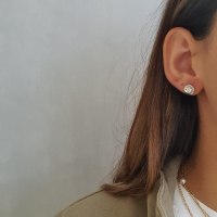 עגילי זהב לבן 14 קרט צמודים משובצים יהלומים 0.06 קראט