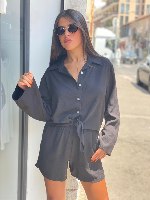 חליפת מכופתרת קשירה ושורט