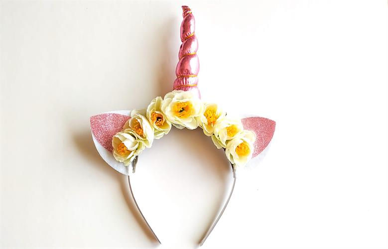 קשתות חד קרן עם פרחים צהובים או לבנים