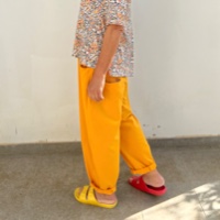 מכנסיים מדגם נור מבד פרנץ׳ טרי דק בצבע צהוב