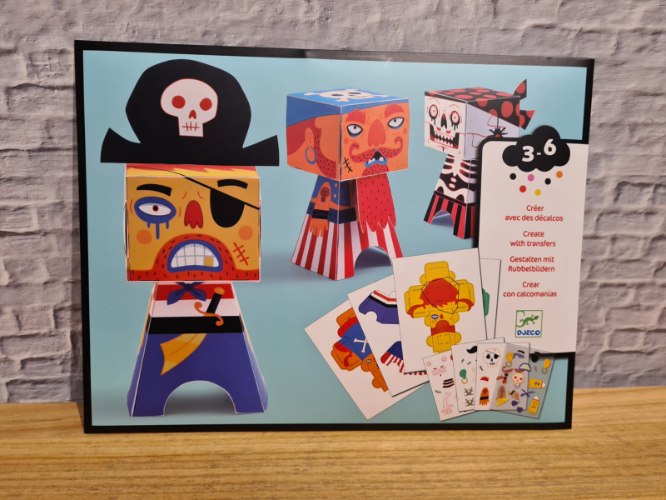 בניה בנייר וגירוד פיראטים