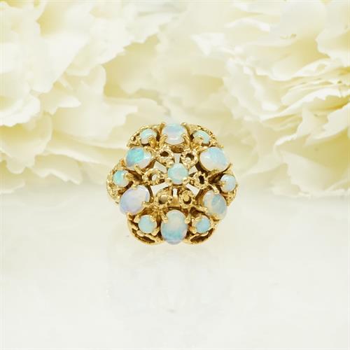 טבעת זהב מיוחדת ומרשימה עם אבני אופל טבעיות