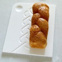 מגש חלה בעיצוב עכשווי - דוגמאת חלה וקערית מלח