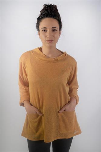 חולצה עם גולף פתוח ונופל וכיסים