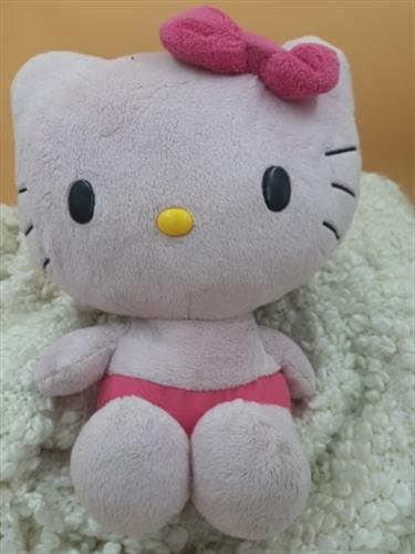 הלו קיטי, בובת פרווה רכה של החתולה הכי אהובה