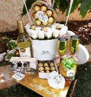 יין & שוקולד & פרחים & כוסות - אלגנטי ויוקרתי