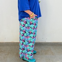 מכנסיים מדגם נועה עם הדפס פרחים בצבעים של ירוק, כחול וורוד