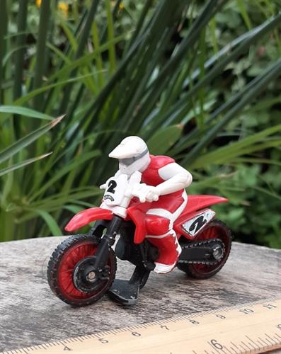 אופנוע צעצוע מתכת אדום עם רוכב פלסטיק, איכותי מבית הוט ווילז