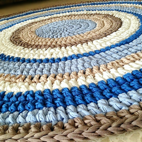 שטיח סרוג, שטיח עגול, שטיח עבודת יד, שטיחים סרוגים,שטיח לחדר ילדים, שטיח סרוג בשילוב צבעים, שטיח בגוון ג'ינס ותכלת