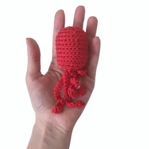 מתנה ליולדת: רעשן סרוג, אדום