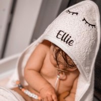 מגבת קפוצ'ון לתינוק עם שם התינוק - צבע לבן