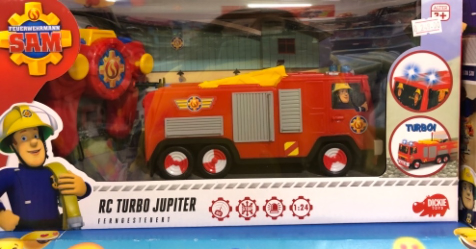 כבאית סמי הכבאי עם שלט