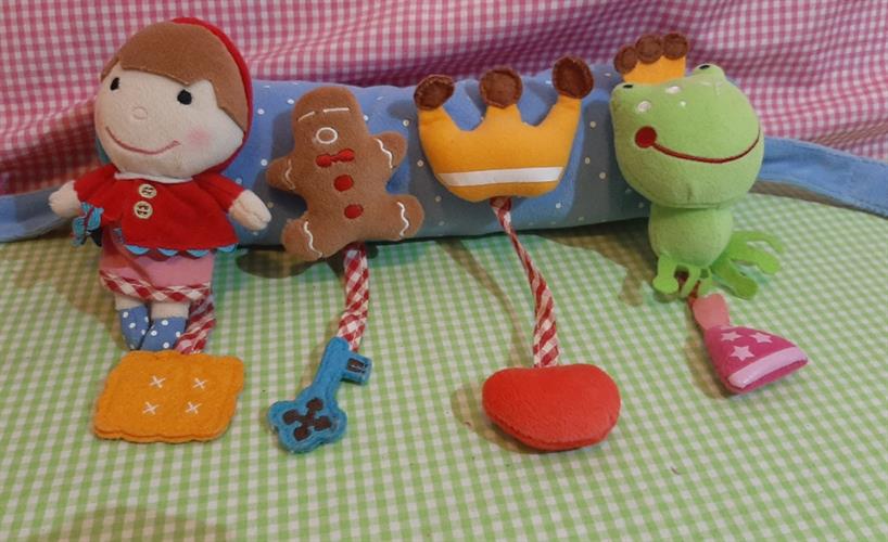 פעלתון לעגלה או למיטה עם בובות רכות וטקסטורות שונות