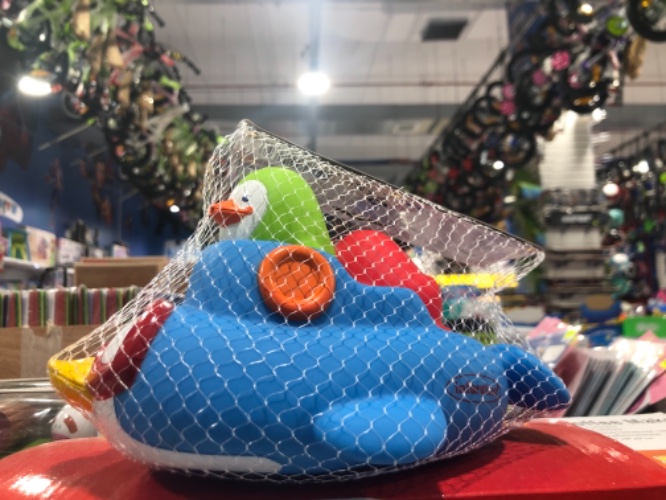 סירה עם פנגווינים לאמבטיה