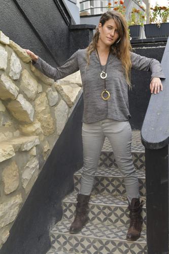 חולצה עם צווארון מוגבה ופתח מחשוף