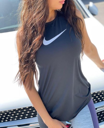 גופיית NIKE נשים צבע שחור