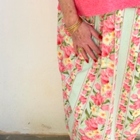 חצאית ארוכה מדגם אילה עם הדפס של פרחים על רקע בצבע מנטה