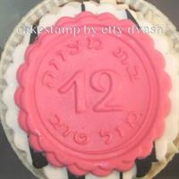 תבליט בת מצווה 12 מזל טוב - מסגרת עגולה ומסולסלת מתאים לשוקולד ולבצק סוכר מחודש