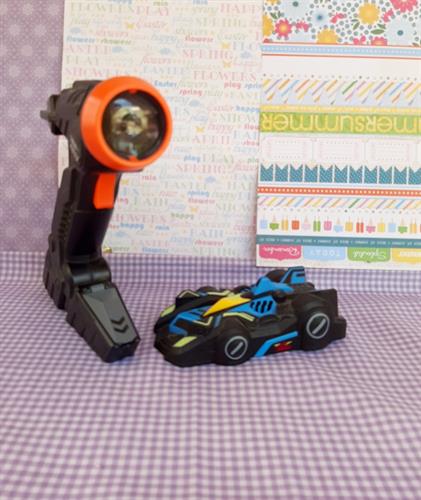 מכונית נוסעת על קירות בעקבות שלט לייזר