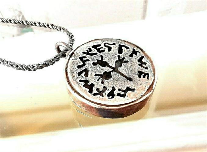 מטבע העצמה, To Be מאת ציפורה אוריה, תליון מטבע כסף עם סמל שלושת הרימונים והמילים ירושלים הקדושה