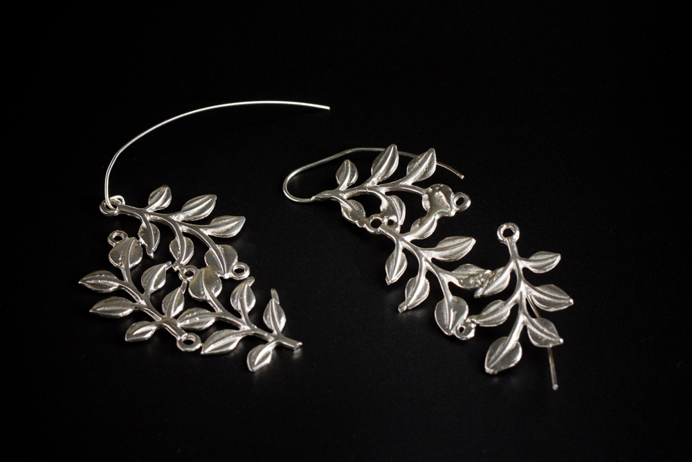 צמד עגילים אחד תלוי אחד צמוד