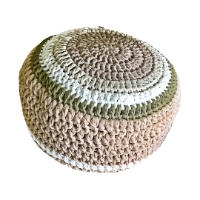 פוף, פופים, פוף סרוג, פוף רביצה עגול, פוף ישיבה סרוג בצבע טבעי ופס בשמנת, פופים סרוגים ומעוצבים, פוף ישיבה ארגונומי, הדום ישיבה 