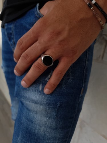 טבעת כסף לגבר עיגול שחור עם פסים בצד