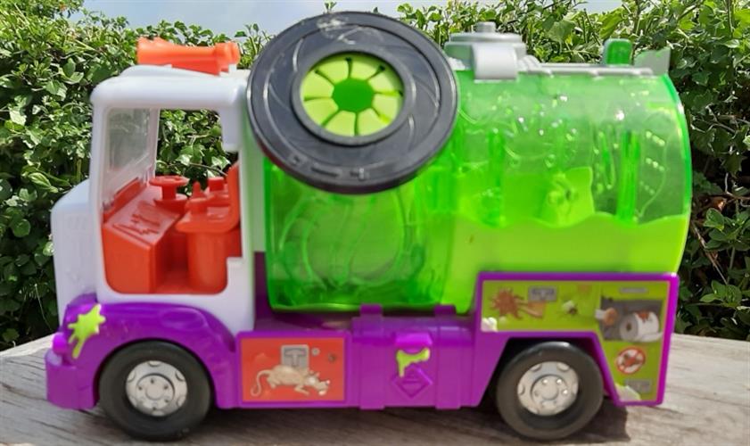 אוטו זבל של הזבלונים. עם צינור נשלף ומיכל מתהפף לו חסרה דלת אחורית, לכן המחיר :)