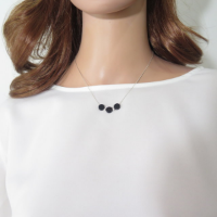 שרשרת עדינה עם אבני אוניקס דגם אצבעונית