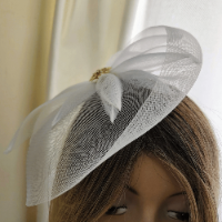 כובע לבן מעוצב על קשת - דגם תהילה