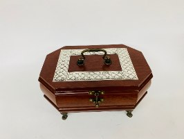 קופסת תכשיטים מהודרת עץ מהגוני מעוטרת בפסי כסף 