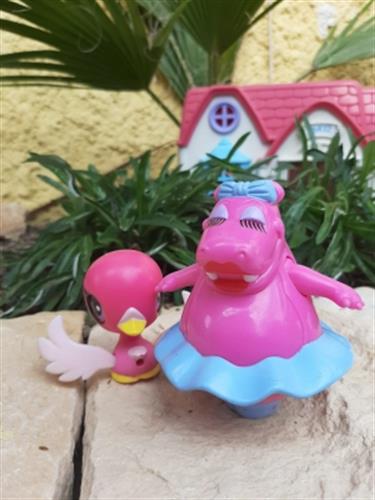 היפופוטם בחצאית טוטו ותוכי מנפנף כנפיים מוכנים לשיעור בלט, ג'אנגל סטייל :)