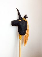 חד קרן על מקל שחור וזהב