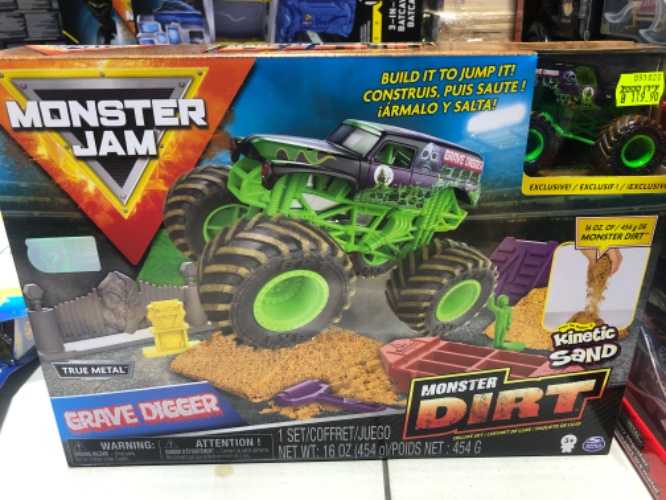 מסלול מכוניות עם ג׳יפ שטח וחול קינטי