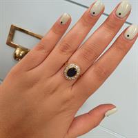 טבעת זהב עם זרקונים מרשימה ומלאת נוכחות