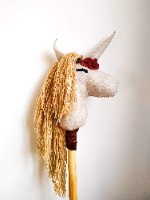 חד קרן על מקל עם שיער בלונדיני