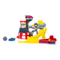 מסלול מכוניות עם מגדל גבוה מפרץ ההרפתקאות