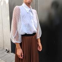 חולצת שיפון נקודות לבנה + מסכת WHITE DOTS מתנה