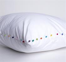 כרית לבנה עם פונפונים צבעוניים