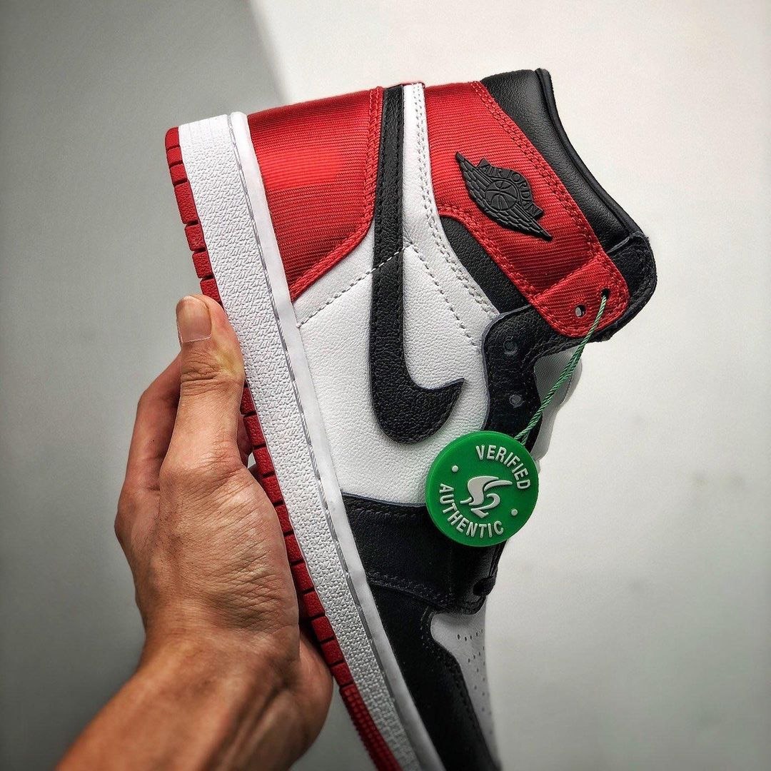 air jordan one satin black toe