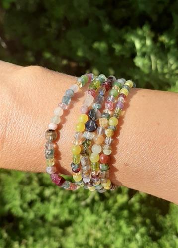 מחרוזת אבני חן שזורה בעבודת יד עם פרידוט, טורמלין, אגט הודי, לברדורייט ועוד אבנים טובות