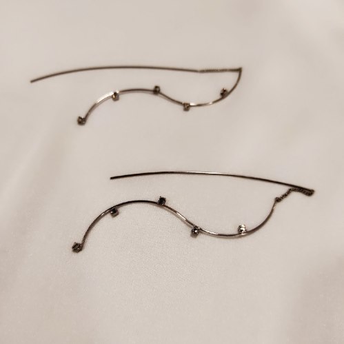 עגיל תלוי מסולסל - כסוף