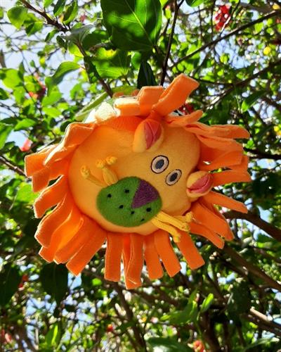 צעצוע תלייה לעגלה, אריה בד צבעוני ושמח, צעצוע מעורר חושים והושטת ידיים גאוני מכל זווית.