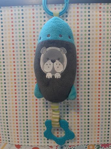 צעצוע תינוקות, רעשן מעוצב מבית carter's מרשרש, עם נשכן ולולאה לתליה.מהמם!