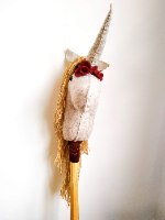 חד קרן על מקל עם שיער בלונדיני