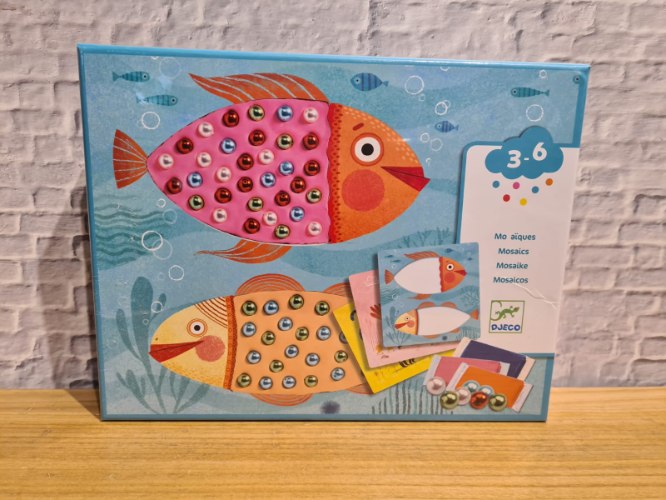 יצירה לקטנים - מוזאיקה ממדבקות יצורי ימי