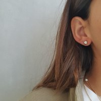 עגילי זהב לבן 14 קרט צמודים משובצים יהלומים 0.22 קראט